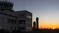 Towergebäude auf dem Flugplatz Berlin-Gatow bei tiefstehender Sonne