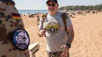 Ein Mann wird am Strand interviewt 