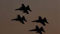 Vier Kampfjets im letzten Sonnenlicht