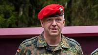 Ein Soldat steht mit einem weiteren Soldaten am Straßenrand, beide haben sich für das Foto nebeneinander aufgestellt