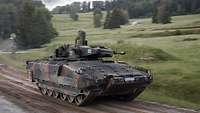Ein Schützenpanzer Puma S1 fährt im Gelände