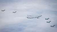 Ein A330MRTT der MMU und 5 Eurofighter aus Deutschland und Spanien im Formationsflug