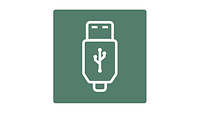 Ein USB-Stick auf grünem Hintergrund.