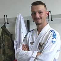 Ein Mann in einer Umkleide