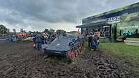 Ein kleiner Panzer der Bundeswehr. Im Hintergrund der Karrieretruck der Bundeswehr