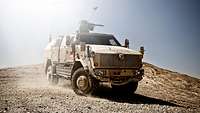 Ein LKW der Bundeswehr in einer Wüste