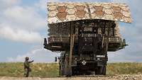 Ein LKW der Bundeswehr mit aufgeladenen Straßenplatten