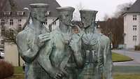 Eine Figurengruppe mit drei Soldaten