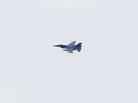 Belgisches Kampfflugzeug vom Typ F-16 Ein Kampfflugzeug fliegt am Himmel