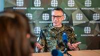 Ein Soldat spricht während eines Interviews zu einer Person