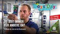 Logo des Boys’Day – im Hintergrund Sanitätspersonal der Bundeswehr bei der Kontrolle der Ausrüstung