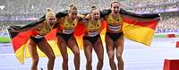 Vier deutsche Sportlerinnen jubeln mit der Deutschlandfahne
