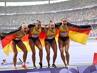 Vier deutsche Sportlerinnen jubeln mit der Deutschlandfahne