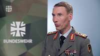 Ein Soldat im Porträt während eines Interviews
