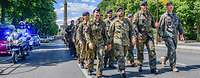 Mehrere Soldaten marschieren die Straße des 17. Juni entlang und werden von Feldjägern begleitet