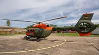 Ein Hubschrauber vom Typ H145M steht auf einem Flug- und Landeplatz