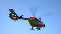 Ein Rettungshubschrauber vom Typ SAR H145M beim Flug