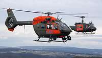 Der alte und neue Rettungshubschrauber SAR fliegen nebeneinander