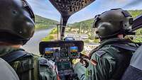 Eine Nahaufnahme von zwei Piloten in einem Cockpit vom Retungshubschrauber SAR H145M