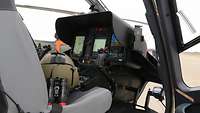 Eine Nahaufnahme vom Cockpit des Rettungshubschraubers SAR H145M