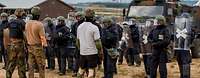 Soldaten trainieren den Ernstfall einer Demonstration auf einem Übungsplatz