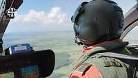 Ein Pilot im Cockpit während eines Fluges