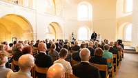 Die Gemeinde und ein Pfarrer in der Kapelle der Festung Ehrenbreitstein.