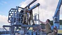 Soldaten laden Rohrmunition in ein Raketenwerfer. 