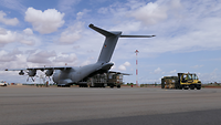 Ein A400M steht auf dem Flugfeld und wird beladen.