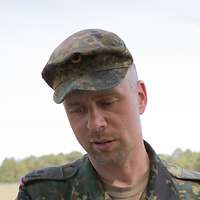 Zwei Soldaten besprechen sich an einer Karte