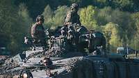 Soldaten sitzen auf einem Schützenpanzer Marder