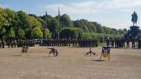 Paradeaufstellung Indienststellungsappell Heimatschutzregiment 4 Soldaten in Flecktarnuniform stehen in einem Park