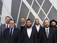 Sieben Militärrabbiner strahlend vor dekorativer Wand