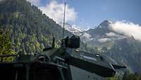 Rheinmetall präsentiert das System Skyranger Ein gepanzertes Radfahrzeug mit Turmsystem Skyranger vor einer Bergkulisse