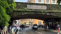 Eine große Steinbrücke vor dem Eingang zum historischen Stadtviertel Manilas.