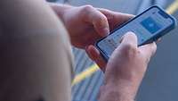 Eine Person tippt eine Nachricht auf einem Smartphone.