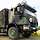 Ein Militär-Lkw mit rotem Kreuz steht im Gelände
