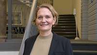 Pfarrerin Katarina Freisleder steht im Flur des Evangelischen Kirchenamtes für die Bundeswehr