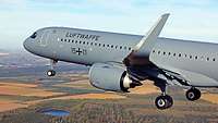 Ein Airbus A 321 fliegt über Deutschland