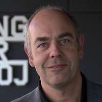 Ein Mann schaut in die Kamera.