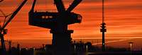 Sonnenaufgang hinter einem großen Pierkran