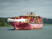 Indo-Pacific Deployment 2024 Ein beladenes Containerschiff fährt auf einem Gewässer