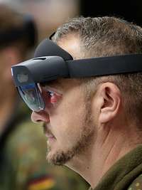Soldaten testen die virtuelle Darstellung des Operationsraumes Ein Soldat trägt eine VR-Brille