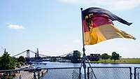 Eine Bundesdienstflagge weht am Heck einer Fregatte