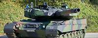 Ein Kampfpanzer vom Typ Leopard 2 A7A1 mit Trophy-System steht auf einer asphaltieren Fläche