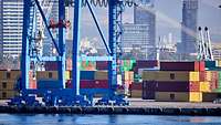 Container im Hafen von Wasser aus fotografiert