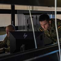 Zwei Soldaten arbeiten an einem Rechner. 