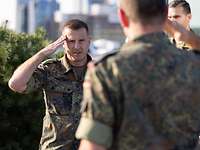 Zwei Soldaten stehen sich mit militärischem Gruß gegenüber
