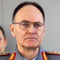 Ein Soldat sitzt an einem Tisch in einem Tagungssaal