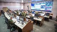 Soldaten sitzen an Monitoren